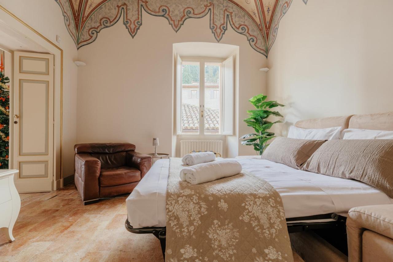 Sotto Gli Affreschi Del 1800 Con Colazione Inclusa Assisi Exterior foto