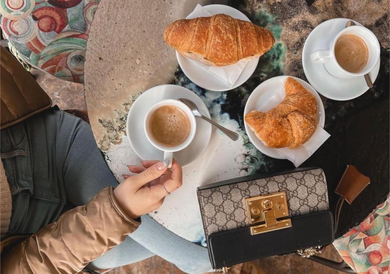 Sotto Gli Affreschi Del 1800 Con Colazione Inclusa Assisi Exterior foto